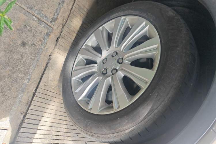 Used Land Rover Range Evoque 2017 2.0T SE Smart Glow Edition Right Front Wheel Hub
