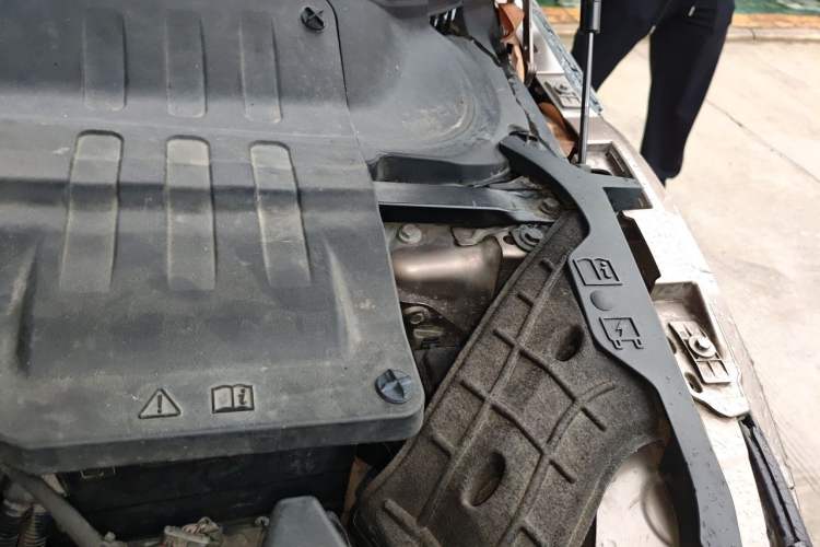 Used Land Rover Range Evoque 2017 2.0T SE Smart Glow Edition Engine Bay Left