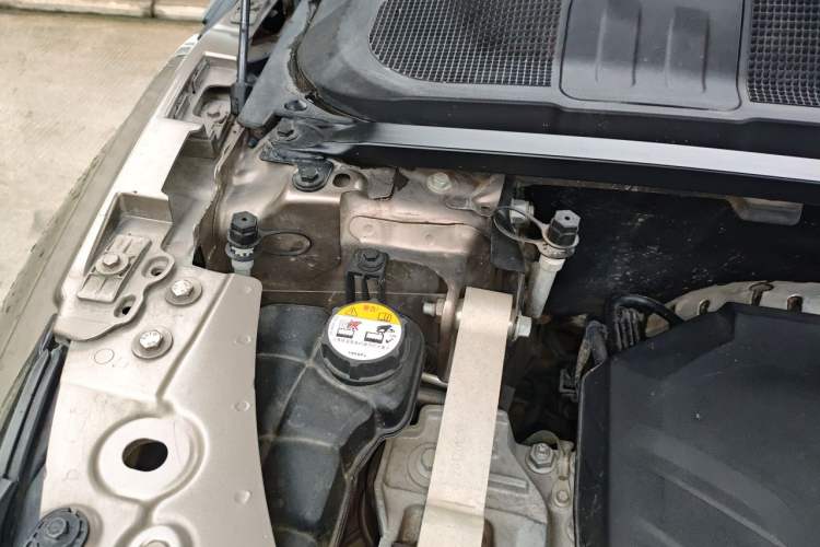 Used Land Rover Range Evoque 2017 2.0T SE Smart Glow Edition Engine Bay Right