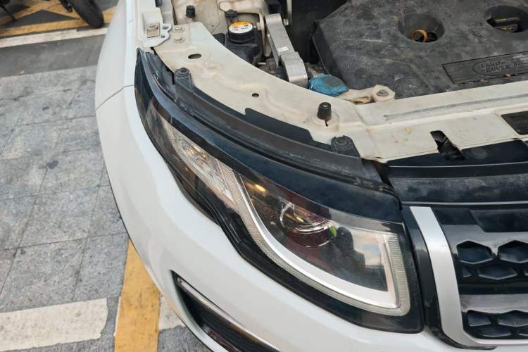 Used Land Rover Range Evoque 2017 2.0T SE Smart Glow Edition Engine Bay Right