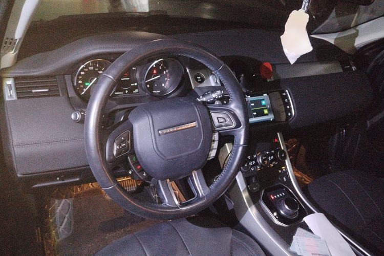 Used Land Rover Range Evoque 2017 2.0T SE Smart Glow Edition Center Console