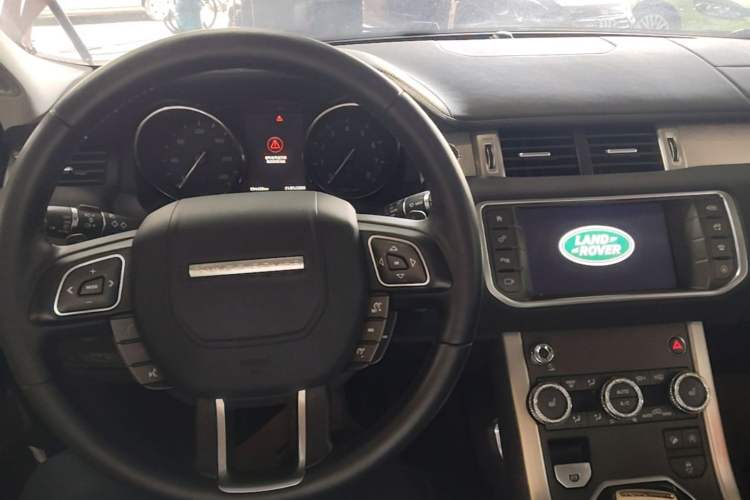 Used Land Rover Range Evoque 2017 2.0T SE Smart Glow Edition Center Console