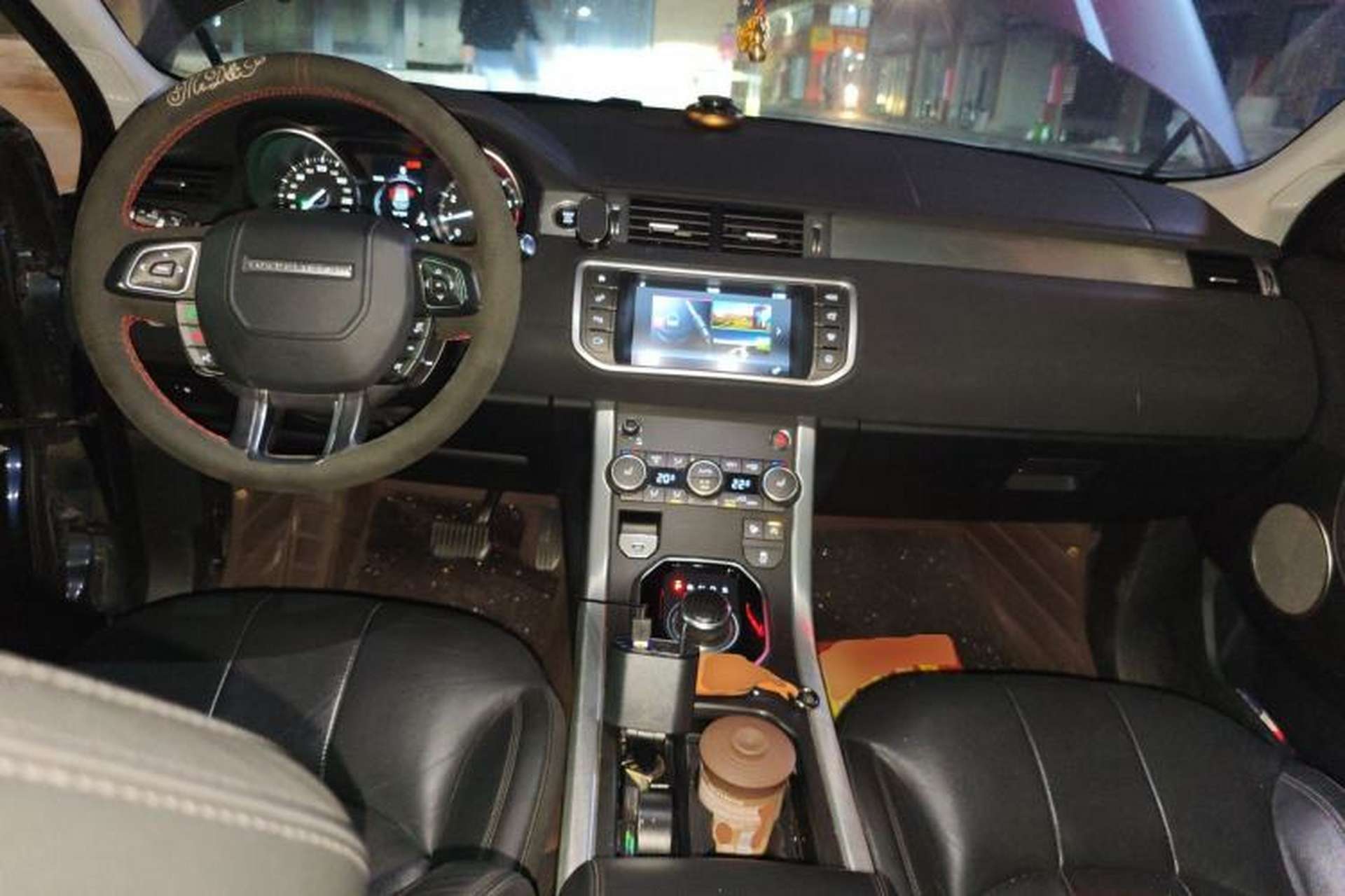 Used Land Rover Range Evoque 2017 2.0T SE Smart Glow Edition Center Console