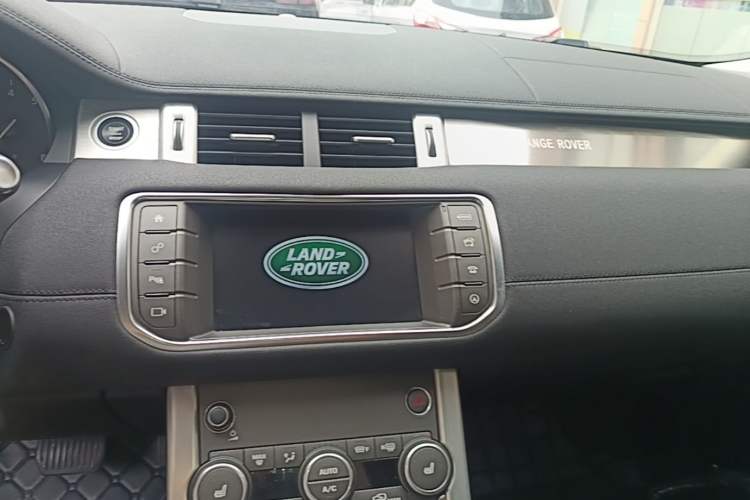 Used Land Rover Range Evoque 2017 2.0T SE Smart Glow Edition Audio And AC Panel