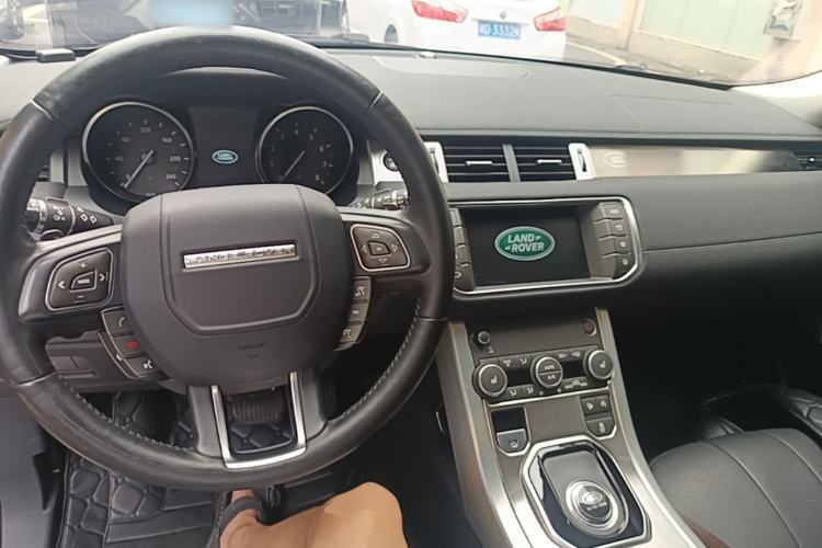 Used Land Rover Range Evoque 2017 2.0T SE Smart Glow Edition Center Console