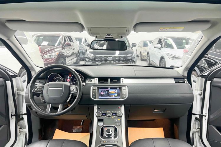 Used Land Rover Range Evoque 2017 2.0T SE Smart Glow Edition Center Console