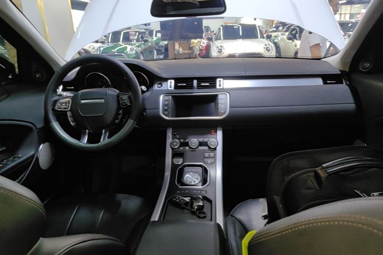Used Land Rover Range Evoque 2017 2.0T SE Smart Glow Edition Center Console
