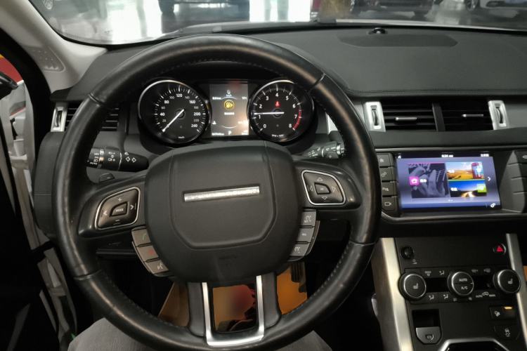 Used Land Rover Range Evoque 2017 2.0T SE Smart Glow Edition Center Console