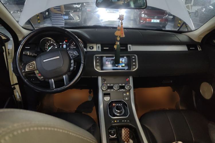 Used Land Rover Range Evoque 2017 2.0T SE Smart Glow Edition Center Console
