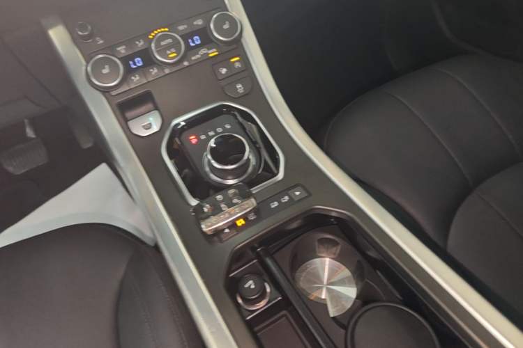 Used Land Rover Range Evoque 2017 2.0T SE Smart Glow Edition Gear Lever