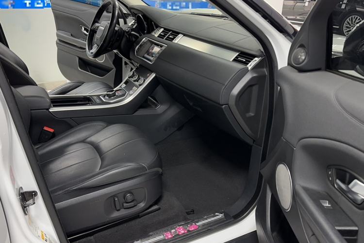 Used Land Rover Range Evoque 2017 2.0T SE Smart Glow Edition Interior 4