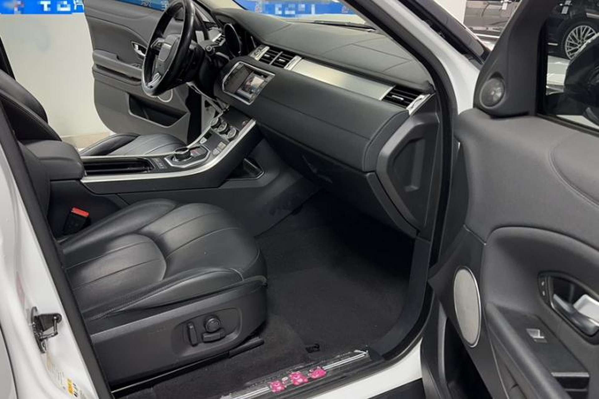 Used Land Rover Range Evoque 2017 2.0T SE Smart Glow Edition Interior 4