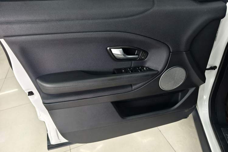Used Land Rover Range Evoque 2017 2.0T SE Smart Glow Edition Interior 6