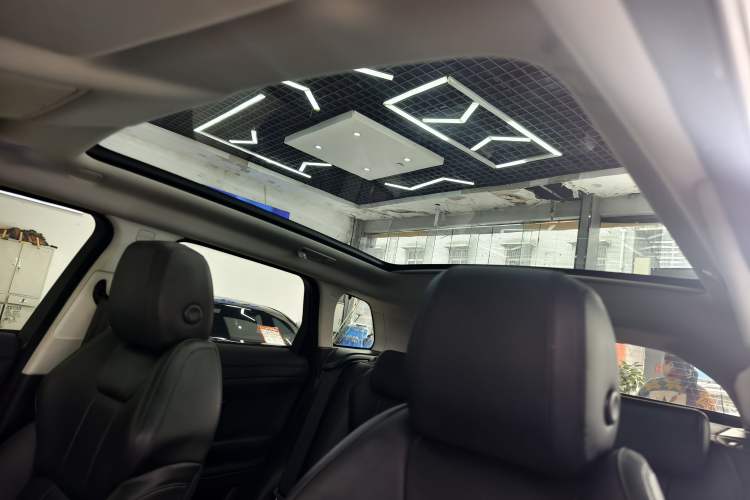 Used Land Rover Range Evoque 2017 2.0T SE Smart Glow Edition Interior 7