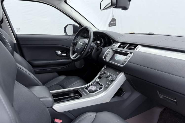 Used Land Rover Range Evoque 2017 2.0T SE Smart Glow Edition Interior 8