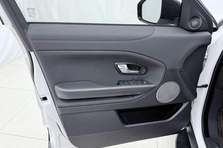 Used Land Rover Range Evoque 2017 2.0T SE Smart Glow Edition Interior 9