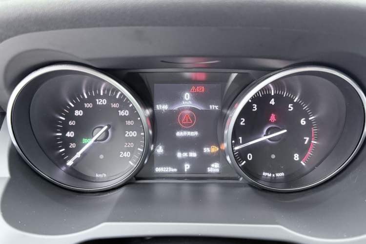Used Land Rover Range Evoque 2017 2.0T SE Smart Glow Edition Odometer Close Up