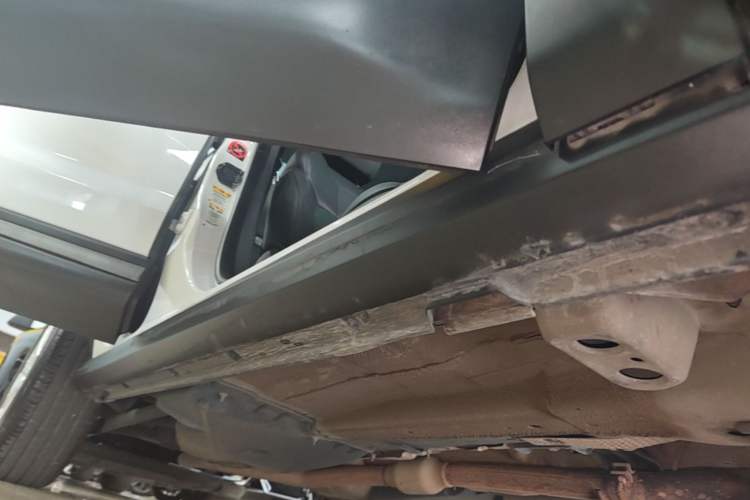 Used Land Rover Range Evoque 2017 2.0T SE Smart Glow Edition Right Side Sill