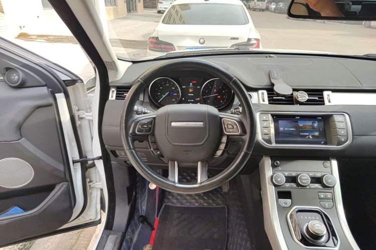 Used Land Rover Range Evoque 2017 2.0T SE Smart Glow Edition Steering Wheel