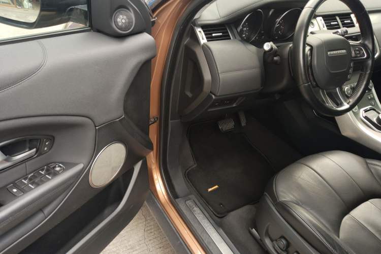 Used Land Rover Range Evoque 2017 2.0T SE Smart Glow Edition Interior 3