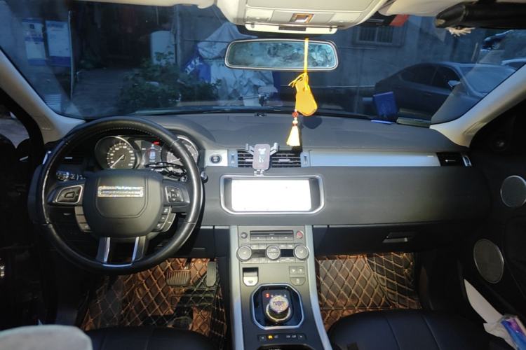 Used Land Rover Range Evoque 2018 240 PS SE Smart Brilliance Edition Center Console