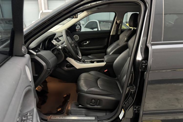 Used Land Rover Range Evoque 2018 240 PS SE Smart Brilliance Edition Interior 3