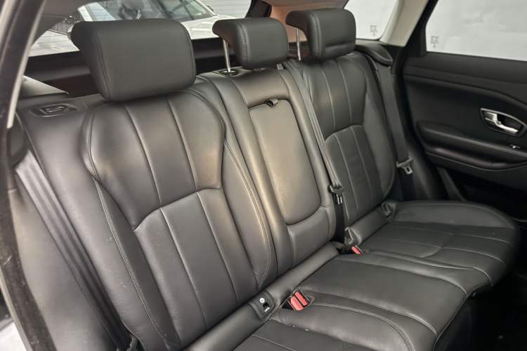 Used Land Rover Range Evoque 2018 240 PS SE Smart Brilliance Edition Interior 7