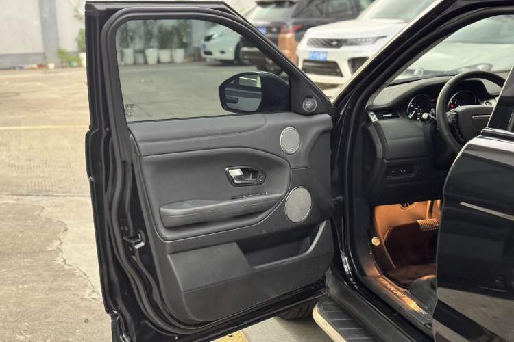 Used Land Rover Range Evoque 2018 240 PS SE Smart Brilliance Edition Interior 8