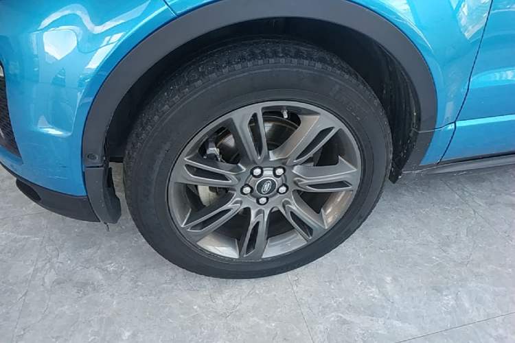 Used Land Rover Range Evoque 2018 240 PS Dream Lotus Lake Blue Limited Edition Left Front Wheel Hub