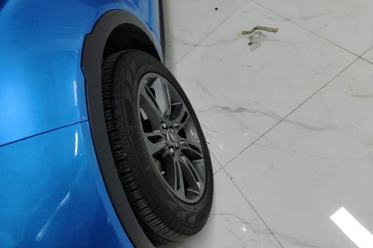 Used Land Rover Range Evoque 2018 240 PS Dream Lotus Lake Blue Limited Edition Left Front Wheel Hub