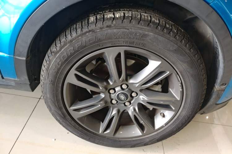 Used Land Rover Range Evoque 2018 240 PS Dream Lotus Lake Blue Limited Edition Right Front Wheel Hub