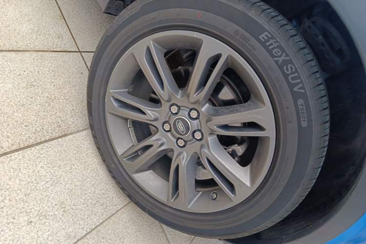 Used Land Rover Range Evoque 2018 240 PS Dream Lotus Lake Blue Limited Edition Right Front Wheel Hub