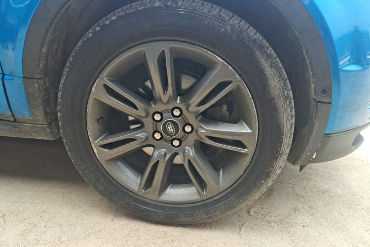 Used Land Rover Range Evoque 2018 240 PS Dream Lotus Lake Blue Limited Edition Right Front Wheel Hub
