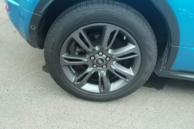 Used Land Rover Range Evoque 2018 240 PS Dream Lotus Lake Blue Limited Edition Right Rear Wheel Hub
