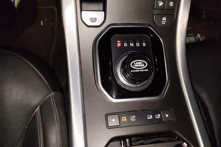 Used Land Rover Range Evoque 2018 240 PS SE Smart Brilliance Edition Gear Lever