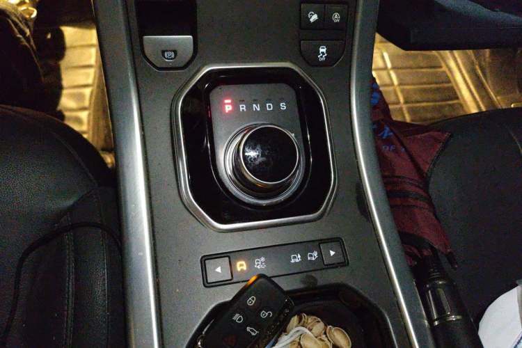 Used Land Rover Range Evoque 2018 240 PS SE Smart Brilliance Edition Gear Lever