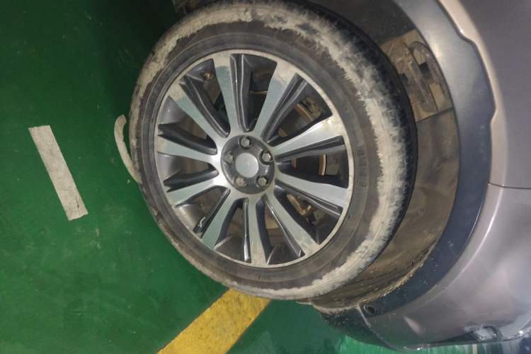 Used Land Rover Range Evoque 2018 240 PS SE Smart Brilliance Edition Right Front Wheel Hub
