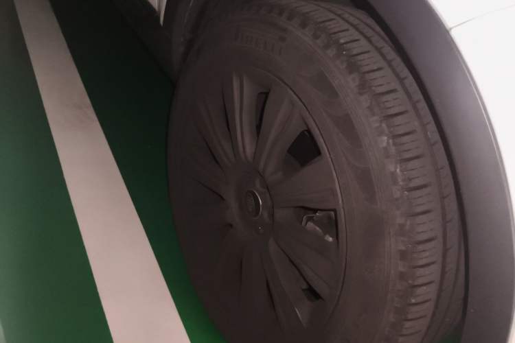 Used Land Rover Range Evoque 2018 240 PS SE Smart Brilliance Edition Right Front Wheel Hub