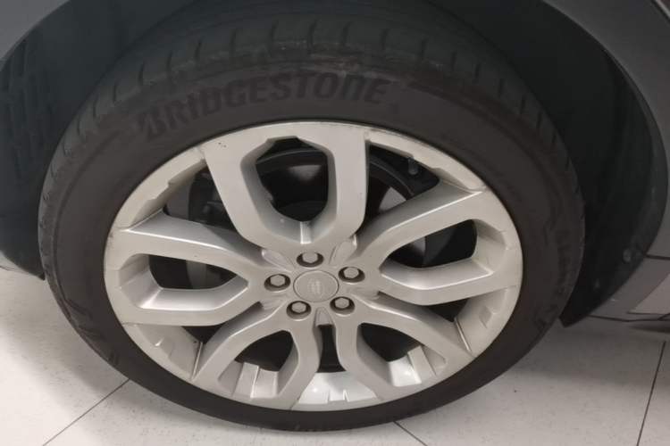 Used Land Rover Range Evoque 2018 240 PS SE DYNAMIC Smart Edition Left Front Wheel Hub