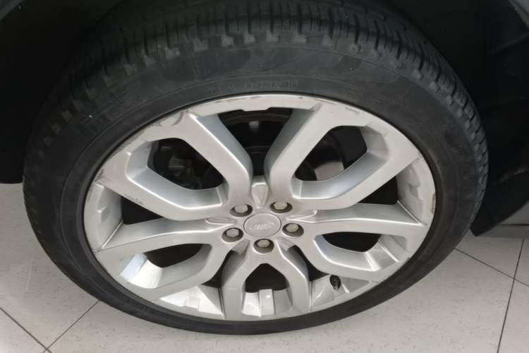 Used Land Rover Range Evoque 2018 240 PS SE DYNAMIC Smart Edition Right Rear Wheel Hub