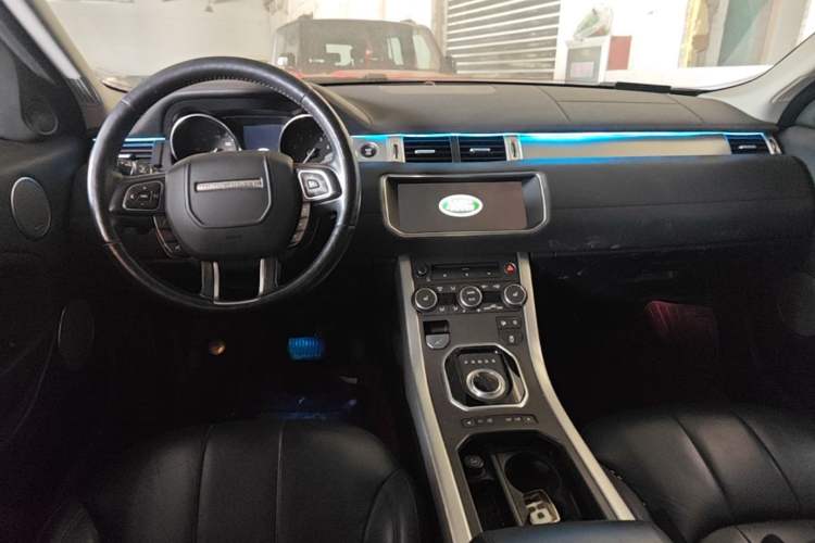 Used Land Rover Range Evoque 2018 240 PS SE Smart Brilliance Edition Center Console