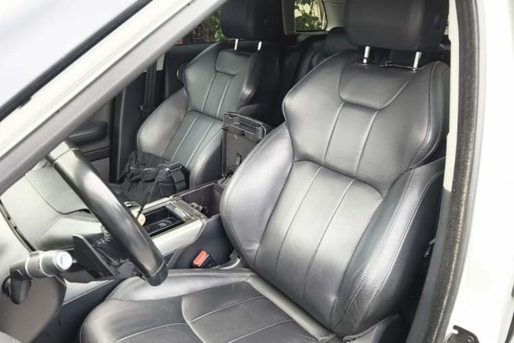 Used Land Rover Range Evoque 2018 240 PS SE Smart Brilliance Edition Left Front Seat