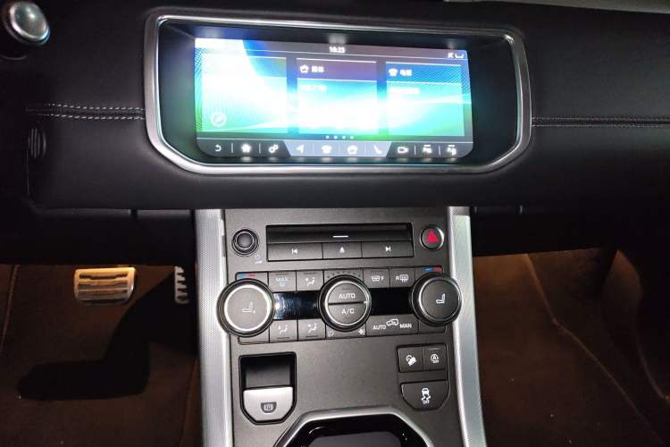 Used Land Rover Range Evoque 2018 240 PS HSE DYNAMIC Convertible Audio And AC Panel