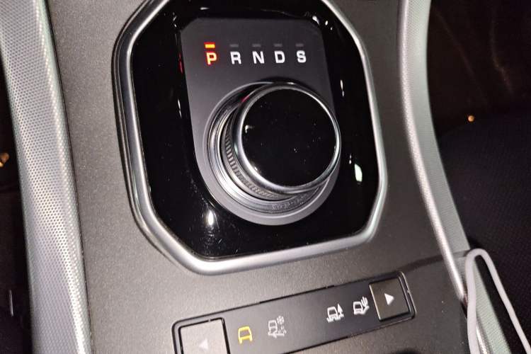 Used Land Rover Range Evoque 2018 240 PS HSE DYNAMIC Convertible Gear Lever