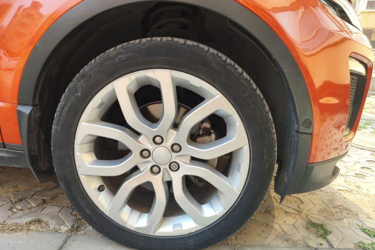 Used Land Rover Range Evoque 2018 240 PS HSE DYNAMIC Convertible Right Front Wheel Hub