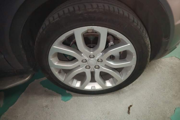 Used Land Rover Range Evoque 2018 240 PS HSE DYNAMIC All-Wheel Drive Edition Right Front Wheel Hub