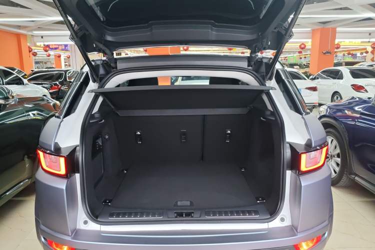 Used Land Rover Range Evoque 2018 240 PS SE DYNAMIC Smart Edition Trunk