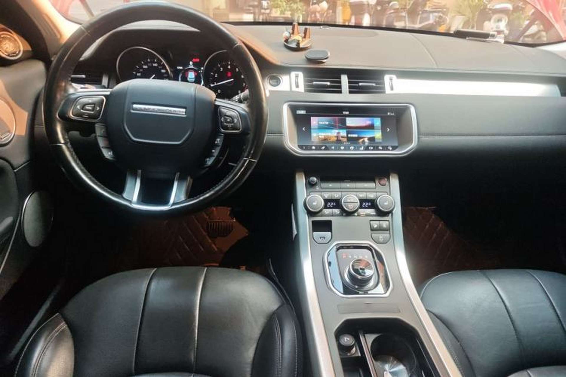 Used Land Rover Range Evoque 2018 240 PS SE Smart Brilliance Edition Center Console