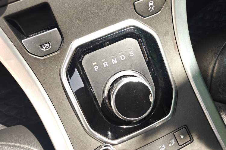 Used Land Rover Range Evoque 2018 240PS PURE Style Edition Gear Lever