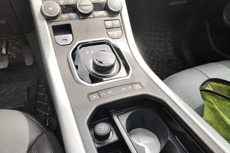 Used Land Rover Range Evoque 2018 240 PS SE Smart Brilliance Edition Gear Lever